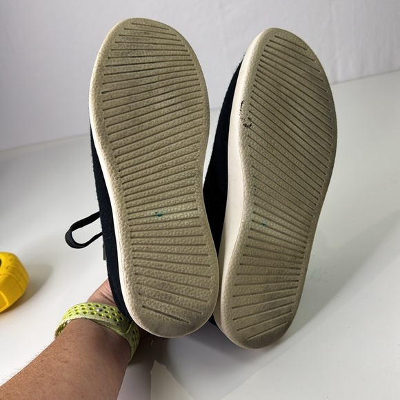 Allbirds Black Sneakers Minimalist Design - Picture 6 of 9